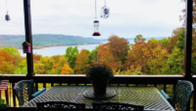Charming Lakehouse overlooking Greers Ferry Lake