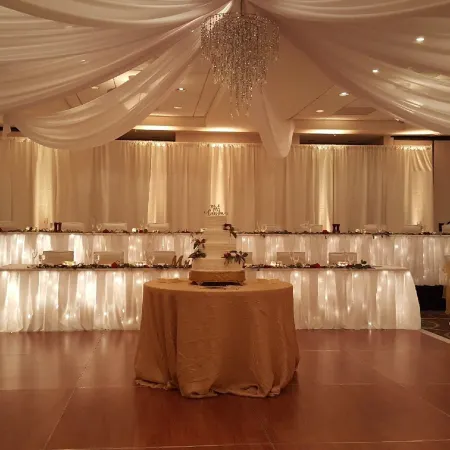 Holiday Inn & Suites BLOOMINGTON-AIRPORT by IHG