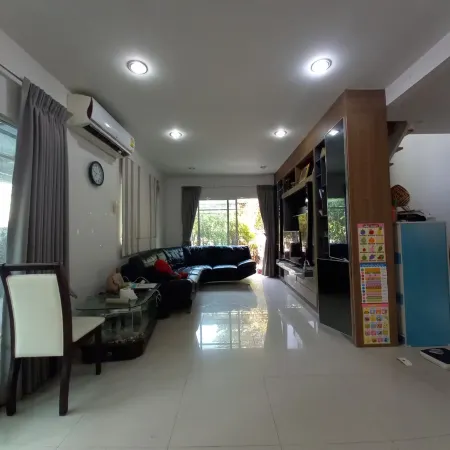 Spacious Entire House with shared Fitness Room and Shared Indoor Pool in club