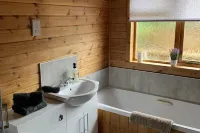 Lodge with River View - Sleeps 6 - Pet Friendly - Pysäköinti