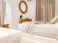Katerina Roza Studios - Heartfelt Hospitality in the City Отели рядом с достопримечательностью «Портара»