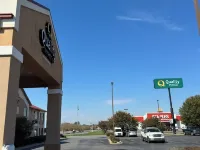 Quality Inn & Suites Pine Bluff - Parkplatz