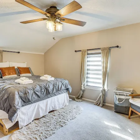 Cozy Home 4 Mi to YSU Campus: Penguins Welcome!