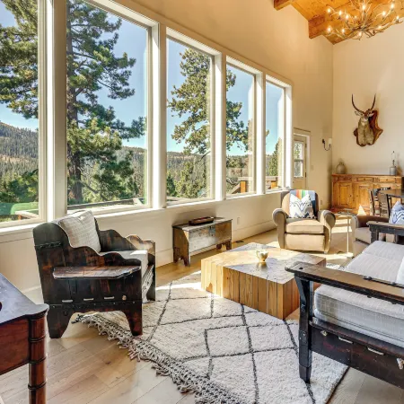 Endless Mtn Views! Group Ski Lodge at Sugar Bowl