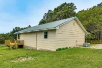 Dog-friendly Cabin w/ Yard Near Auxvasse Creek! - 2 stjerner
