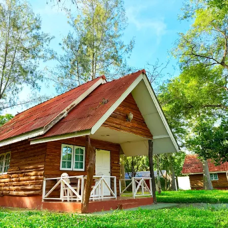 The Golden View Resort Suan Phueng Отели рядом с достопримечательностью «Кхао Краджом»