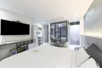 Two Nights Business Hotel - С баром