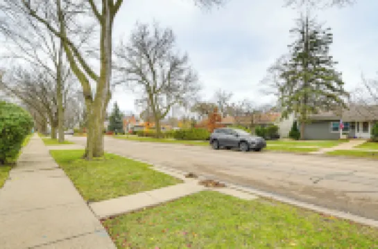 Family Apartment w/ Deck + Yard Near Northwestern Hotels in Skokie