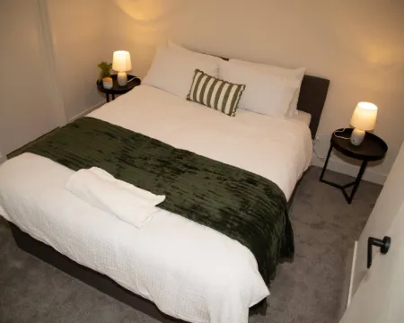 Clayton Luxe Retreat- Elegant 2 BDR with Balcony Hotels in Clayton