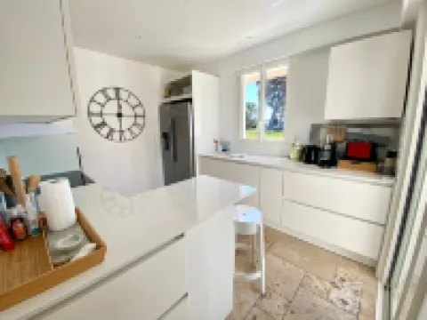 Beautiful Provencal villa, sea view, beach access