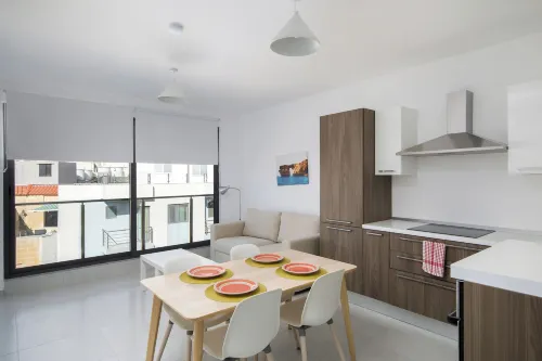 Cosy & Modern 1 BR APT - 2 mins from sea - Homestays