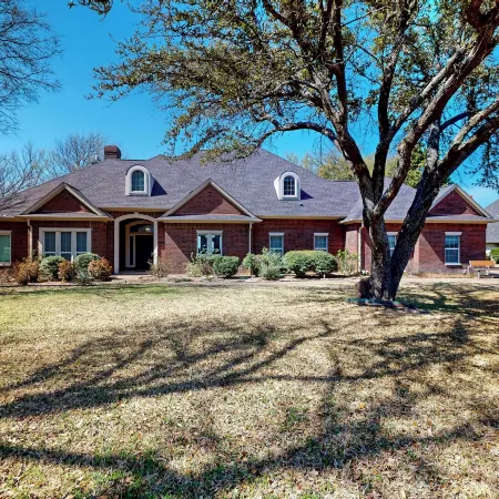 Lakefront Estate: Stunning Views, Deck, Bar & Dock
