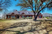 Lakefront Estate: Stunning Views, Deck, Bar & Dock - 3 tähden