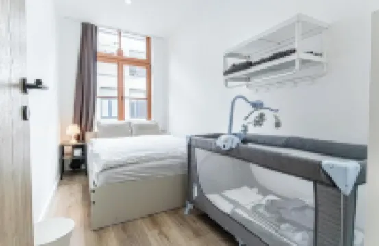 Modern 3BR Apt for 6 with Patio Ghent