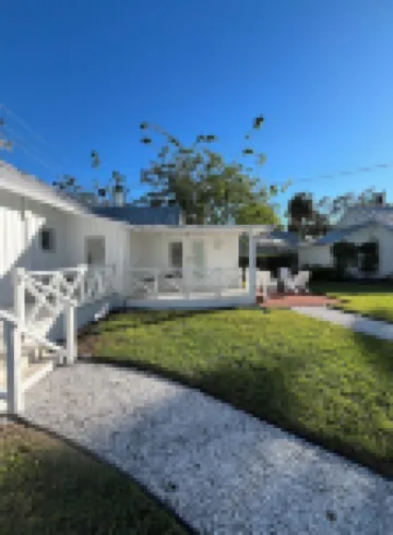 Location!!! A One Bedroom Cottage, 2 Blocks from Gulf, and Old Naples.