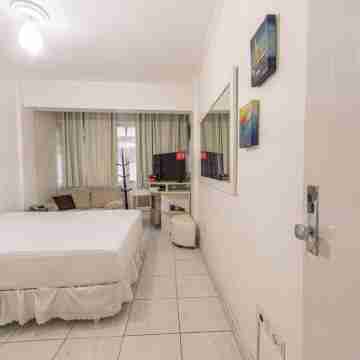 Apto com Wi Fi e Garagem a 240 Metros da Praia Rooms