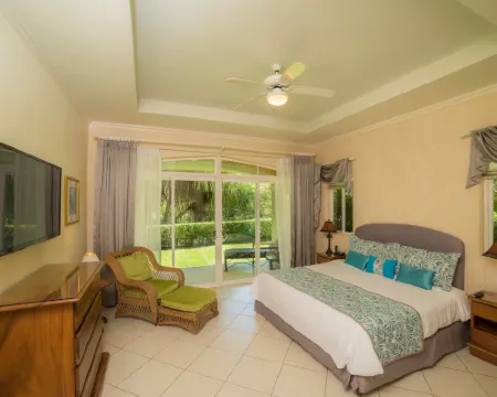 Colina 9E 2 bdr Garden View in Los Suenos エラドゥラのホテル