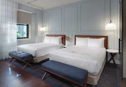 액시엄 호텔의 모던한 로비