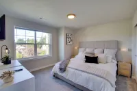 Monroe Apartment Near Evergreen State Fairgrounds! - parking