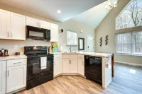 Pocono Lake Home with Community Perks Hike and Ski!