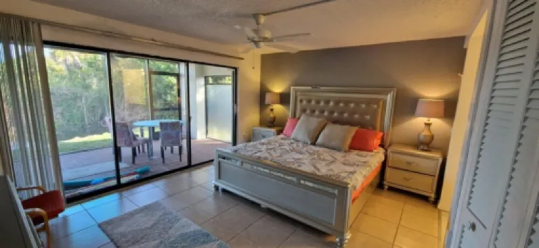 Literally 3 mins from Siesta with its number 1 beaches!!!!Location! Location!