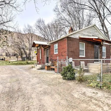 Cozy Helper Home w/ Fenced Yard, Pets Welcome