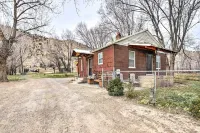 Cozy Helper Home w/ Fenced Yard, Pets Welcome - parking