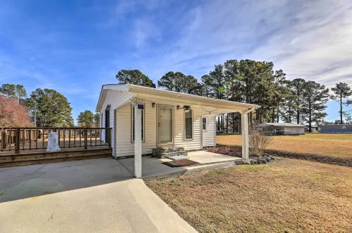 'Cozy Cottage' w/ Shared Dock on Dawson Creek