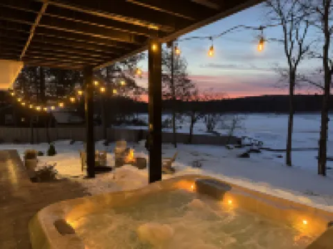 Lakeside Access and Stylish Living Spaces - Serene Nature Retreat