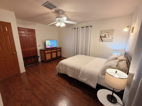 Villa A- 2bed/2bath with kitchen, dining&living rooms, in downtown Palm Springs!