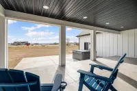 Hidden Treasure Retreat W/hot Tub & River Access 6 Bedroom Home
