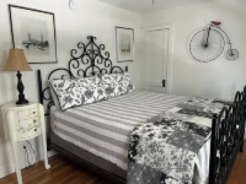 Historic Cottage Downtown