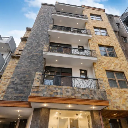 A Square Homes & Stay Отели рядом с достопримечательностью «Храм Чаттарпур»