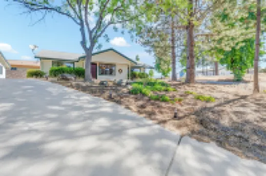 Modern Mountain Calm – Oakhurst Home by Yosemite