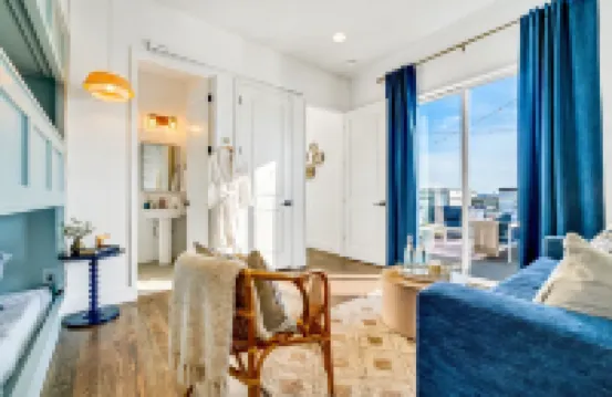 Luxury Stay With Rooftop Views in Prime Location