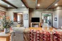 Gassville Group Getaway! Dog-Friendly Home + Yard - 2-Star