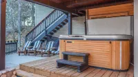 5bdr, Hot Tub, Deck, Firepit Mins to Village & Lake The Hilltop by Avantstay