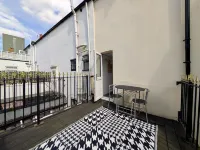 Charming House With Balcony Near Brighton Beach
