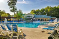 Lakefront Poconos Retreat w Hot Tub Dog Friendly