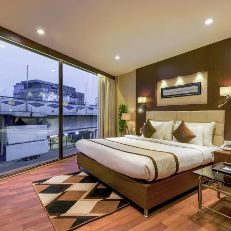 Hotel Sawood International Отели рядом с достопримечательностью «Саенс Сити»
