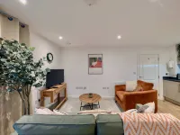 Modern 2-bed Ground-floor Flat With Private Terrace - Hot Tub