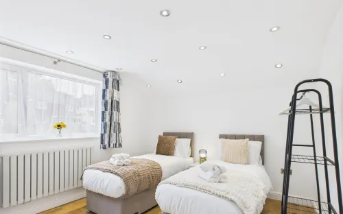 Modern 4 Bedroom Spacious House with Garden and Free Parking