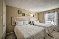 Game Day Retreat Pool Access, 2 Mi to Texas A and M - Apartments