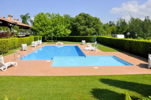 Vibrant Holiday Home in Lazise with Swimming Pool Near 2 Lakes