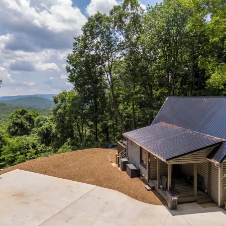 Queen Ridge Cabin - Great Views, Secluded, hot Tub, Fire pit