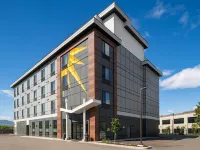 La Quinta Inn & Suites By Wyndham Kelowna Bc Hotels near Kelowna International Airport