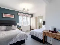 Room in Guest Room - Family Room with Private Bathroom Hotels in Edgware
