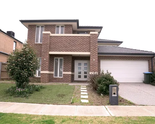 Newly Modern Home for Big Group Near SC Hotels in Point Cook