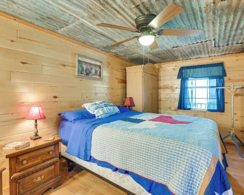 Cabin w/ Dock on Hubbard Creek Lake: Pets Welcome! スティーブンズのホテル