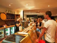 Higgins Lane Motel - bar